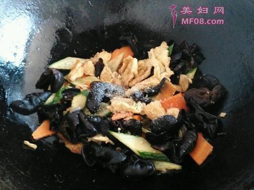 大葱木耳炒鸡蛋的做法