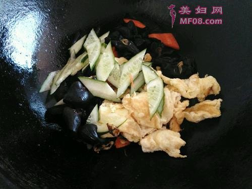 大葱木耳炒鸡蛋的做法