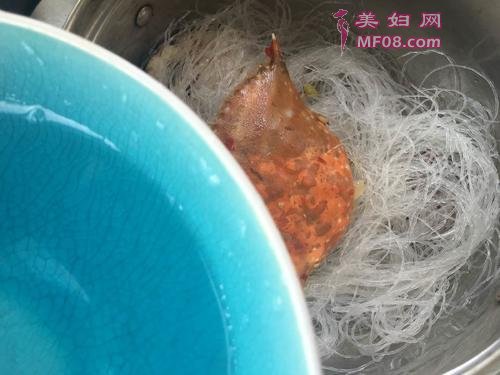 螃蟹粉丝煲的做法