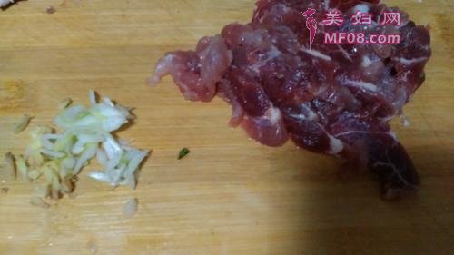 鲜蘑炒肉片的做法