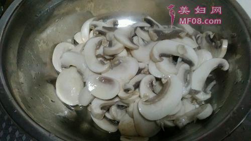 鲜蘑炒肉片的做法