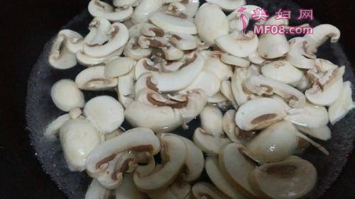 鲜蘑炒肉片的做法