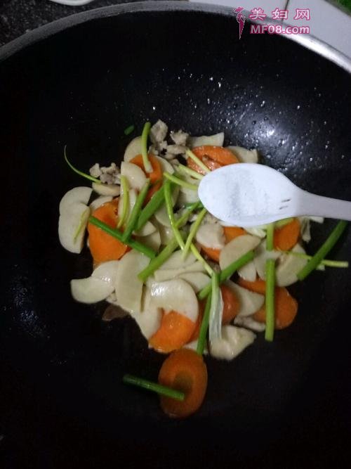 杏鲍菇炒胡萝卜的做法