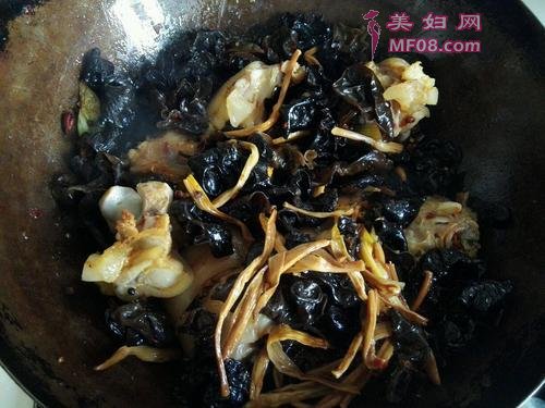 猪蹄木耳烧黄花菜的做法