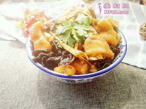 猪蹄木耳烧黄花菜的做法