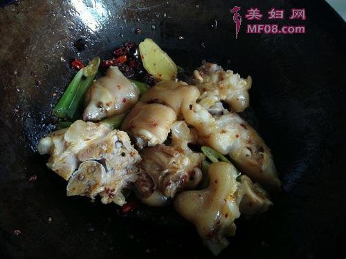 猪蹄木耳烧黄花菜的做法