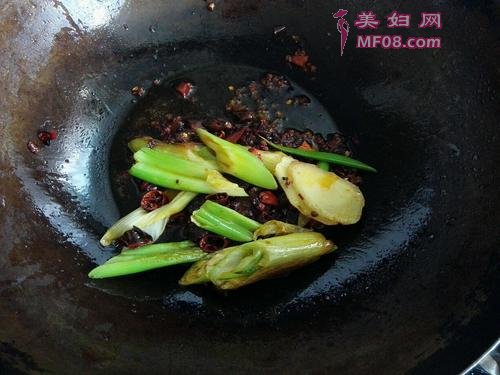 猪蹄木耳烧黄花菜的做法