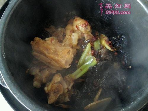 猪蹄木耳烧黄花菜的做法