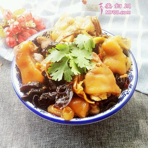 猪蹄木耳烧黄花菜的做法