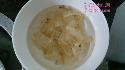 秋葵百合炒菱角的做法