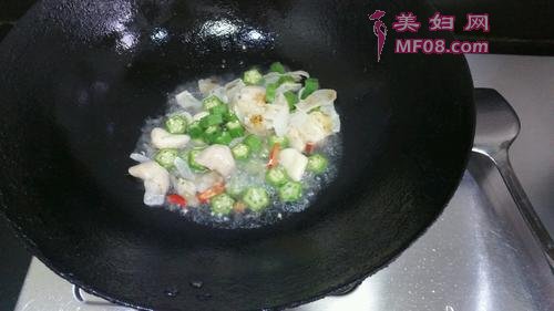 秋葵百合炒菱角的做法