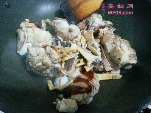 墨鱼干炖大骨的做法