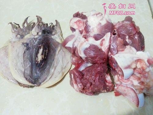 墨鱼干炖大骨的做法