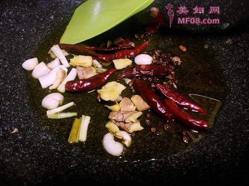 茶树菇干锅鸡的做法
