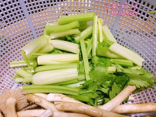 茶树菇干锅鸡的做法