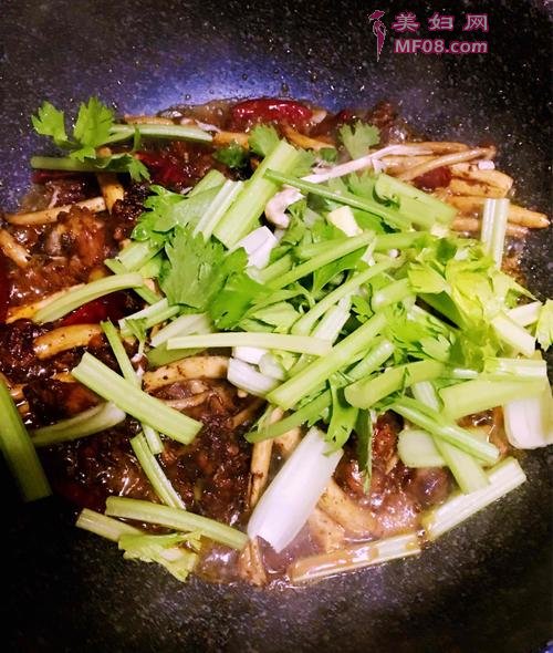 茶树菇干锅鸡的做法