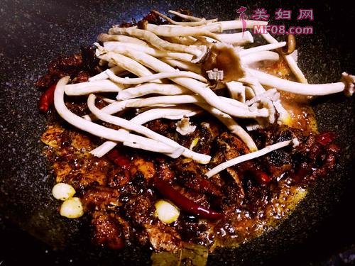 茶树菇干锅鸡的做法