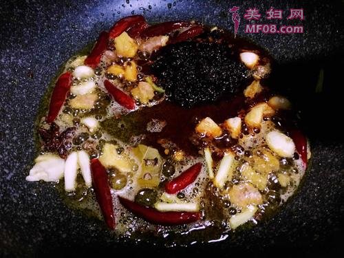 茶树菇干锅鸡的做法