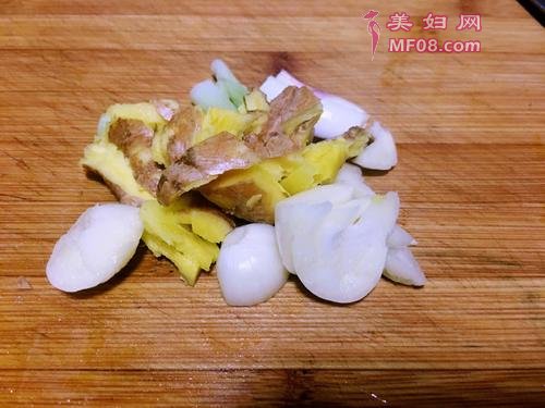 茶树菇干锅鸡的做法