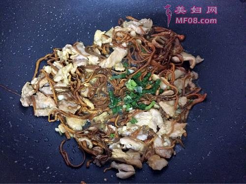 虫草花炒肉的做法