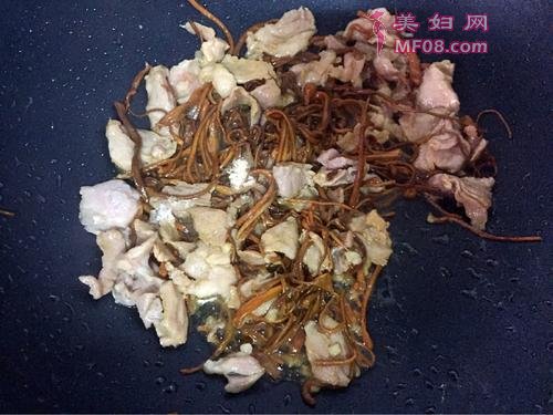 虫草花炒肉的做法