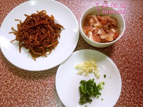 虫草花炒肉的做法