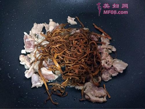 虫草花炒肉的做法