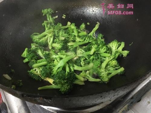 炒西兰花的做法