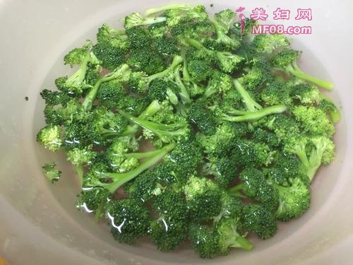 炒西兰花的做法