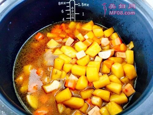 胡萝卜土豆香肠焖饭的做法