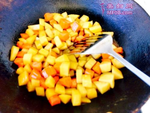 胡萝卜土豆香肠焖饭的做法