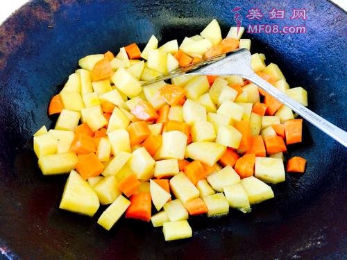 胡萝卜土豆香肠焖饭的做法