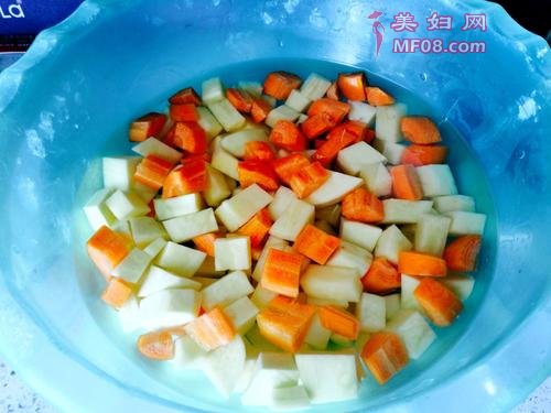 胡萝卜土豆香肠焖饭的做法