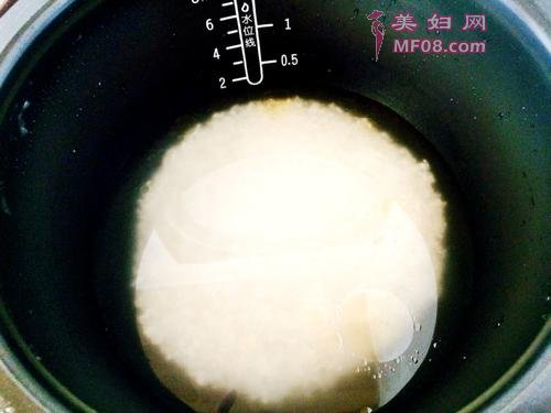 胡萝卜土豆香肠焖饭的做法