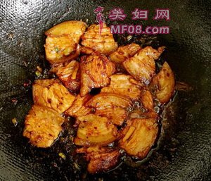 五花肉炒板栗的做法步骤5