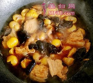 五花肉炒板栗的做法步骤7