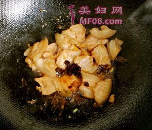 五花肉炒板栗的做法步骤4