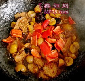 五花肉炒板栗的做法步骤8