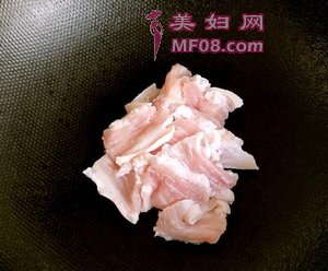 五花肉炒板栗的做法步骤1