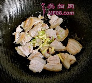 五花肉炒板栗的做法步骤3