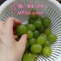 鲜榨蜂蜜葡萄饮的做法图解1