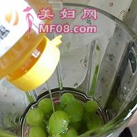 鲜榨蜂蜜葡萄饮的做法图解3