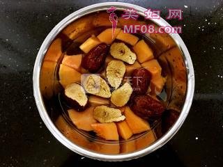 木瓜炖牛奶的做法步骤：2