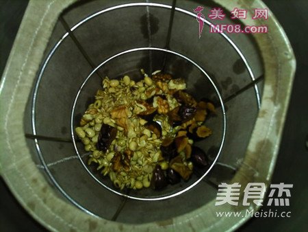 燕麦核桃红枣豆浆的做法