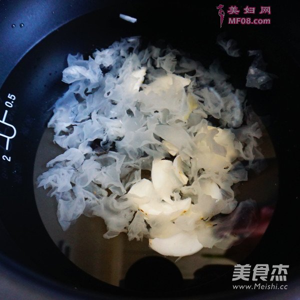 银耳雪梨金桔羹的做法