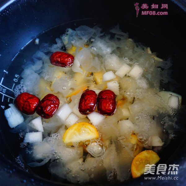 银耳雪梨金桔羹的做法
