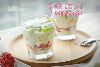 自制水果酸奶杯
