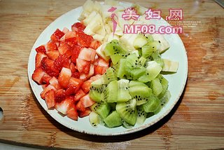 自制水果酸奶杯