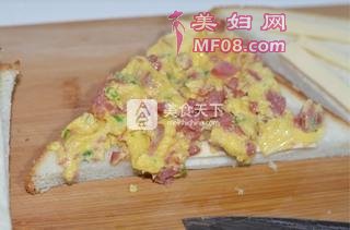 鸡蛋香肠三明治