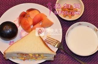 鸡蛋香肠三明治